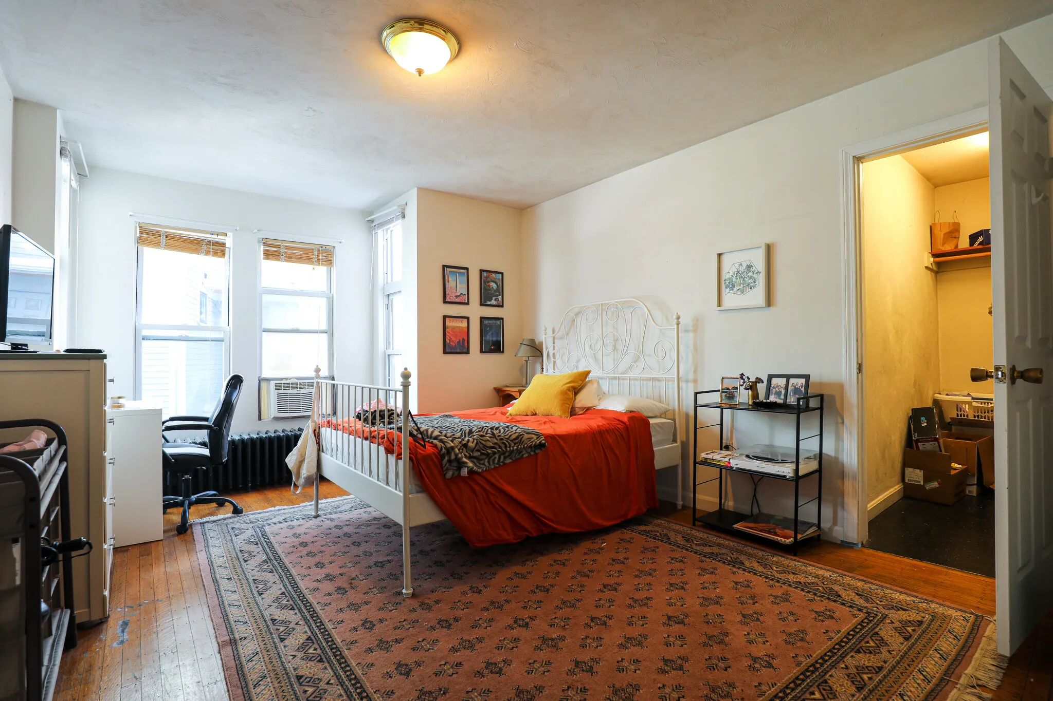5 bed, 3 bath apartment for rent at 86 Linden St Unit 1, Brighton — photo 4 of 9