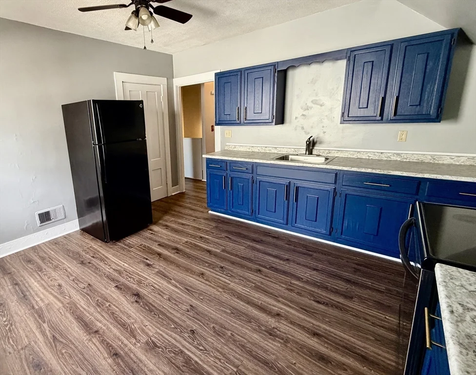 3 bed, 1 bath apartment for rent at 86 Maplewood Ave Unit 2, Gloucester — photo 3 of 21