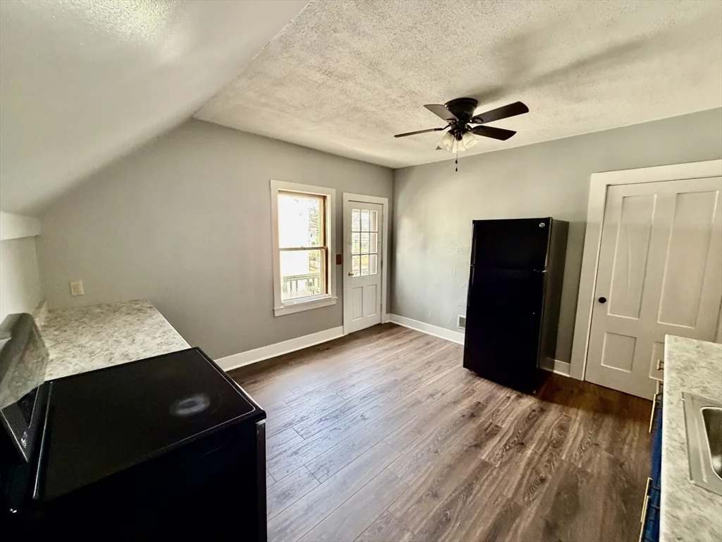 3 bed, 1 bath apartment for rent at 86 Maplewood Ave Unit 2, Gloucester — photo 4 of 21