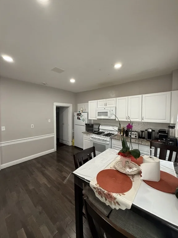3 bed, 1 bath apartment for rent at 86 Oak St Unit A, Waltham — photo 6 of 17