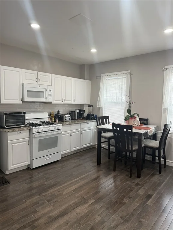 3 bed, 1 bath apartment for rent at 86 Oak St Unit A, Waltham — photo 5 of 17