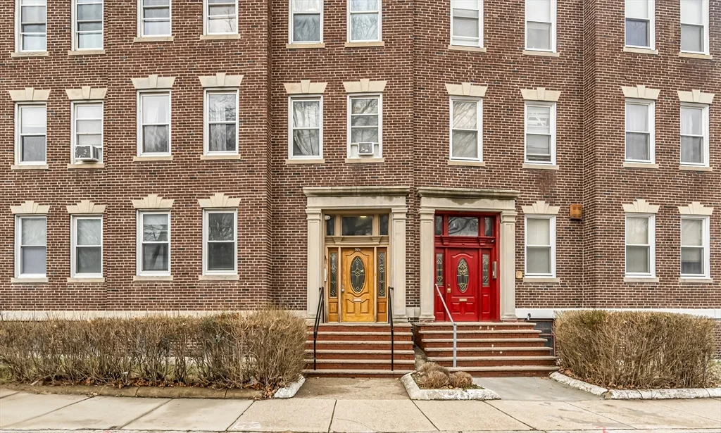 3 bed, 1 bath apartment for rent at 86 Winthrop St Unit 1, Roxbury — photo 2 of 41