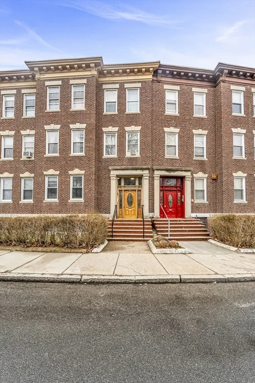 3 bed, 1 bath apartment for rent at 86 Winthrop St Unit 1, Roxbury — photo 3 of 41