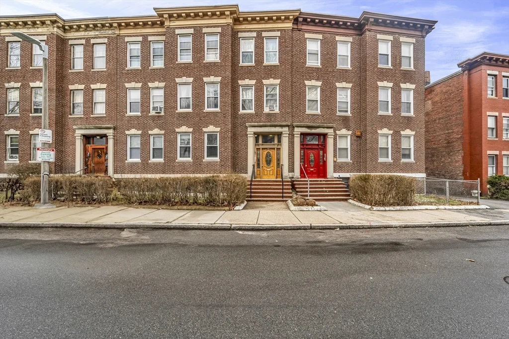 3 bed, 1 bath apartment for rent at 86 Winthrop St Unit 1, Roxbury — photo 1 of 41