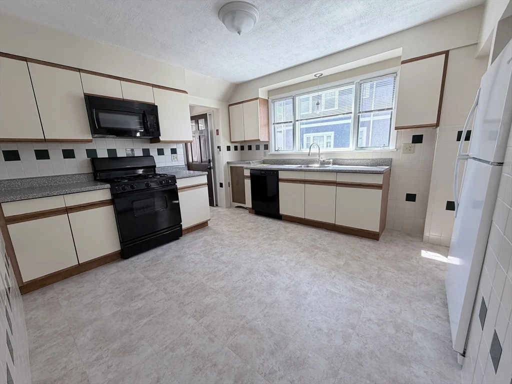 2 bed, 1 bath apartment for rent at 861 Fellsway Unit 1, Medford — photo 4 of 14