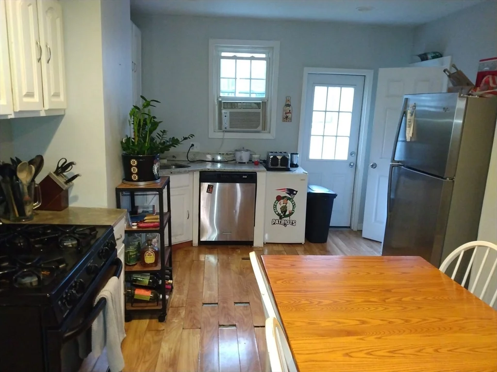 4 bed, 2.5 bath apartment for rent at 87 Baxter St Unit 3, South Boston — photo 2 of 9