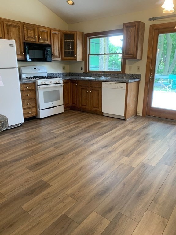 4 bed, 1 bath apartment for rent at 87 Crafts St Unit 2, Newton — photo 9 of 9