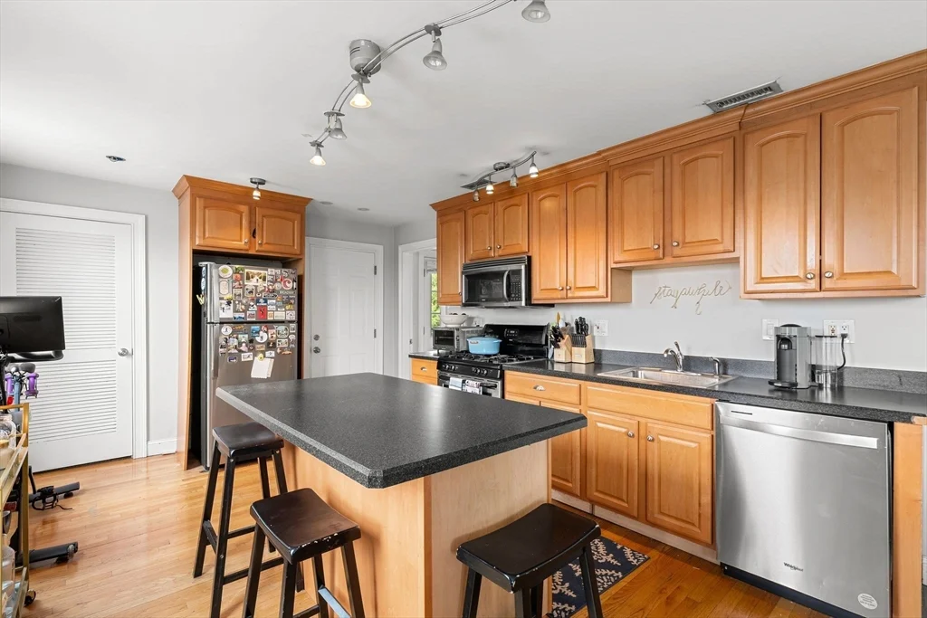 3 bed, 1 bath apartment for rent at 87 M St Unit 3, South Boston