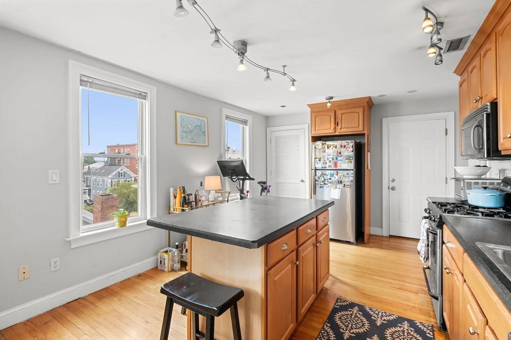 3 bed, 1 bath apartment for rent at 87 M St Unit 3, South Boston — photo 3 of 21