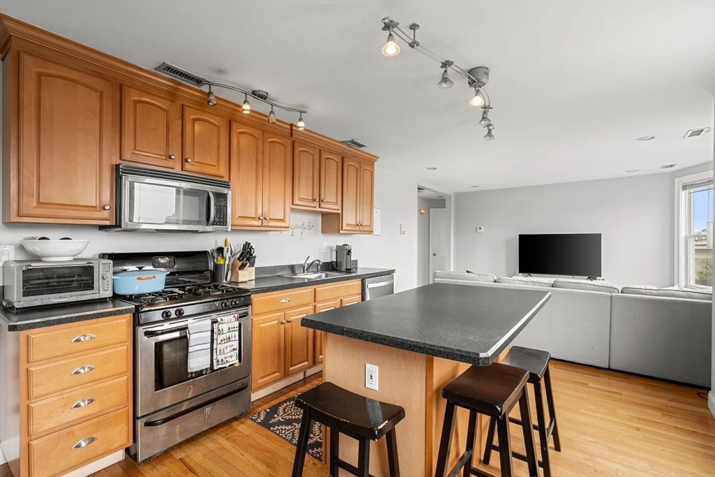 3 bed, 1 bath apartment for rent at 87 M St Unit 3, South Boston — photo 2 of 21