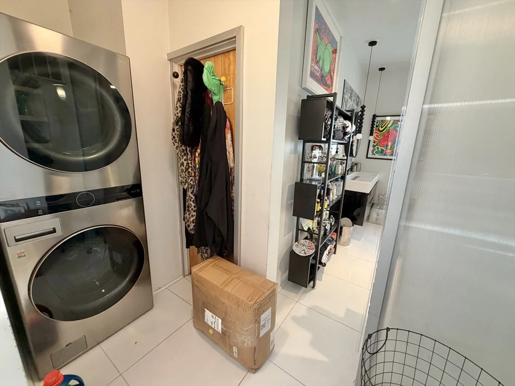 1 bed, 1 bath apartment for rent at 87 Oxford Ave Unit 1, Strawberry Hill — photo 9 of 20