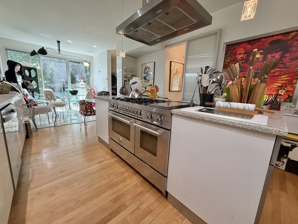 1 bed, 1 bath apartment for rent at 87 Oxford Ave Unit 1, Strawberry Hill — photo 2 of 20