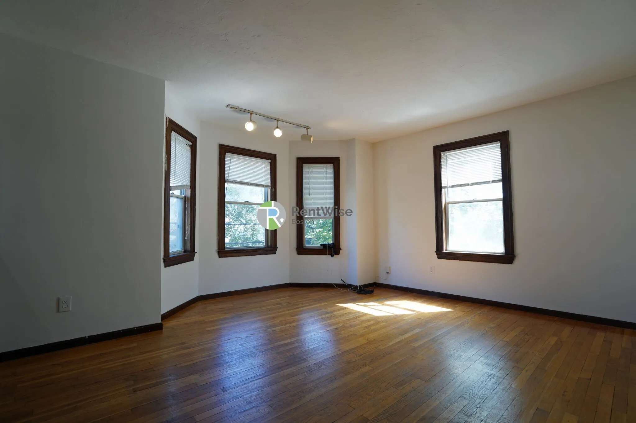 3 bed, 1 bath apartment for rent at 87 Sheridan St Unit 3, Jamaica Plain — photo 3 of 19