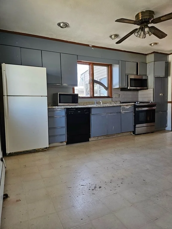 6 bed, 2 bath apartment for rent at 87 Spring St Unit 2, Medford — photo 2 of 9