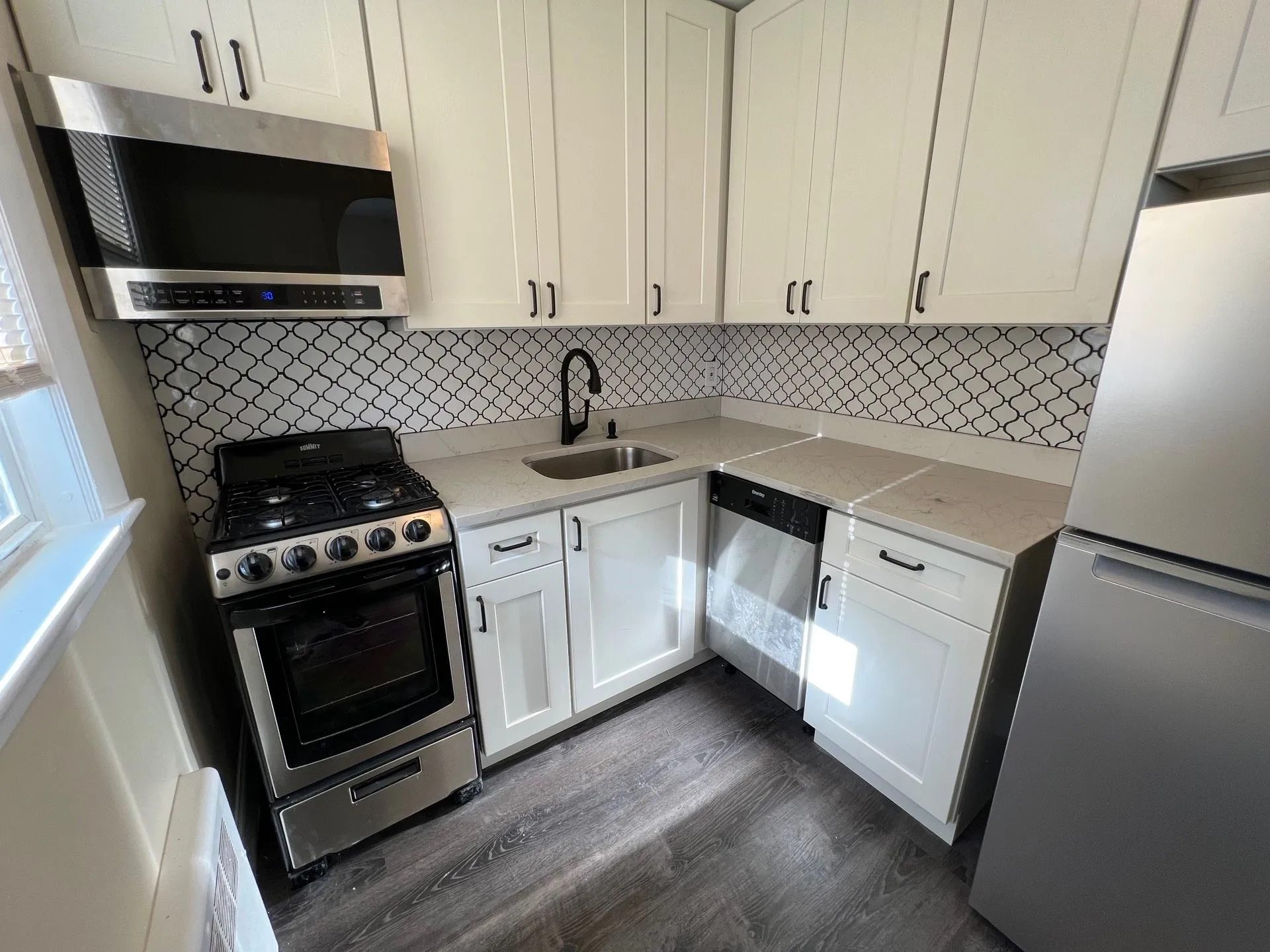 2 bed, 1 bath apartment for rent at 87 Winthrop Shore Dr Unit 2, Winthrop — photo 3 of 20