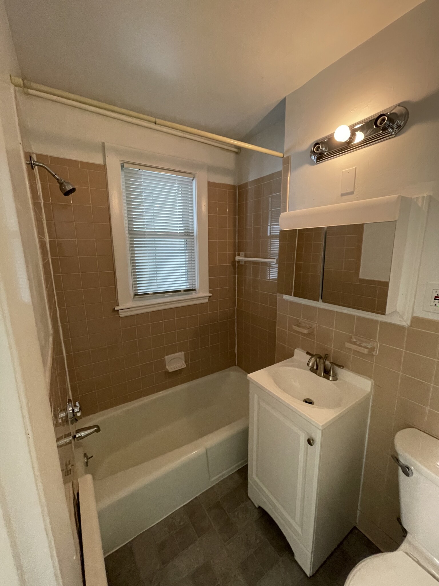 Studio bed, 1 bath apartment for rent at 87 Winthrop Shore Dr Unit 4A, Winthrop — photo 9 of 16