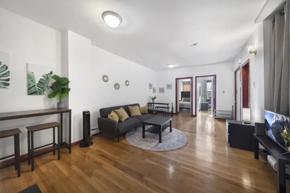 3 bed, 1 bath apartment for rent at 871 Harrison Ave Unit 1, Roxbury — photo 3 of 26
