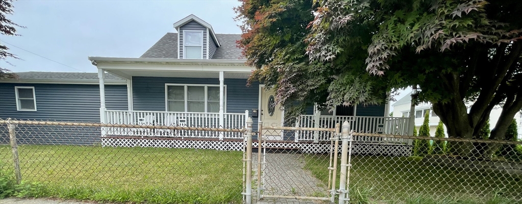 4 bed, 2 bath apartment for rent at 871 King St, Fall River — photo 1 of 37