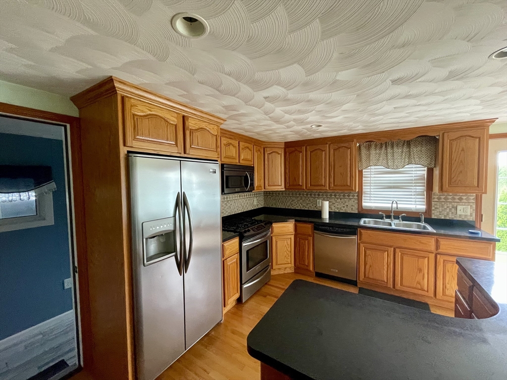 4 bed, 2 bath apartment for rent at 871 King St, Fall River — photo 10 of 37