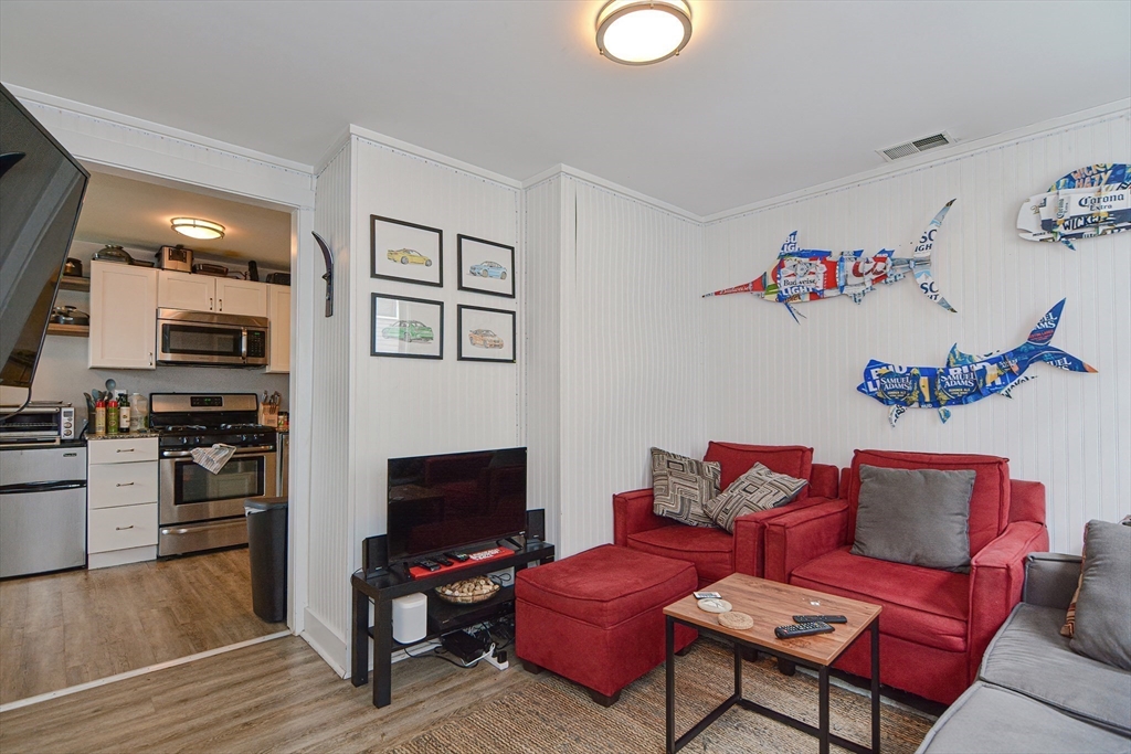 4 bed, 1 bath apartment for rent at 873 E 2nd Unit 3, South Boston — photo 3 of 29