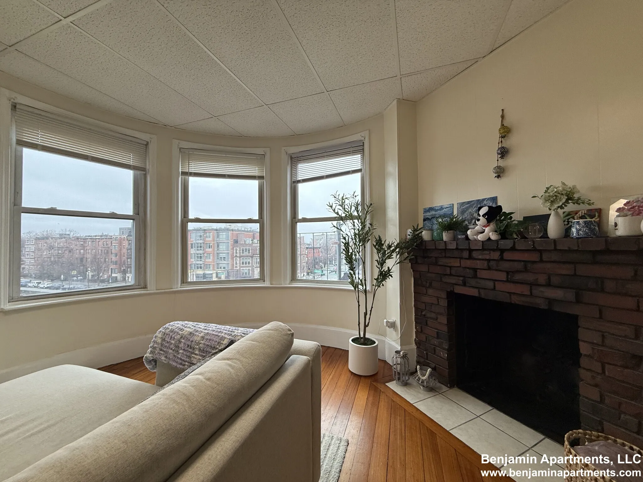 2 bed, 1 bath apartment for rent at 879 Beacon St Unit 42, Fenway — photo 2 of 9