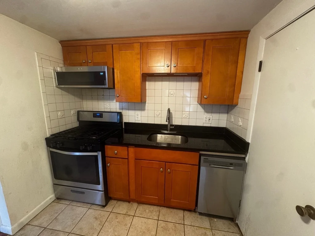1 bed, 1 bath apartment for rent at 87R Madison St Unit 2R, Malden — photo 5 of 7