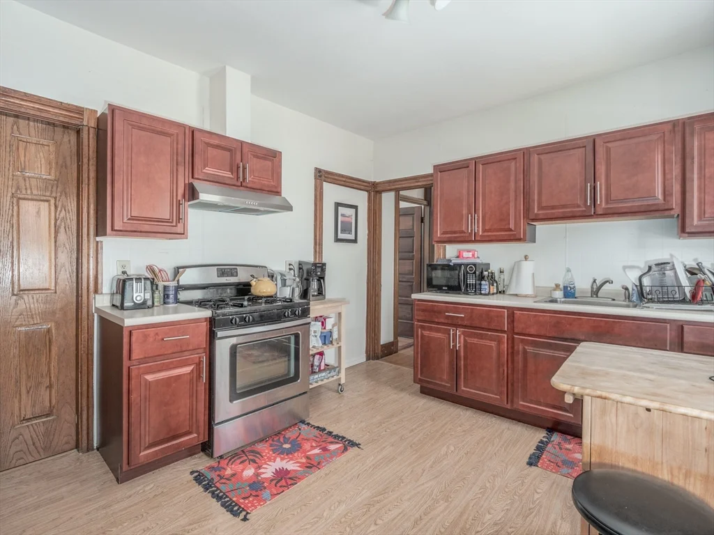 4 bed, 1 bath apartment for rent at 88 Auckland St Unit 3, Dorchester — photo 3 of 30