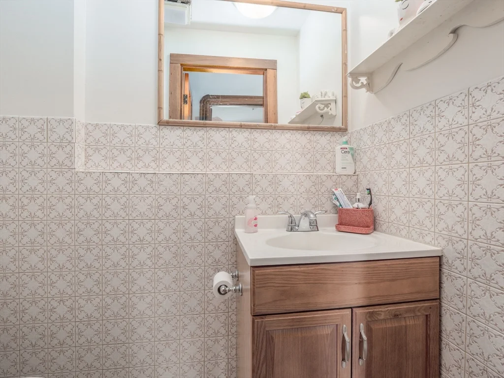 4 bed, 1 bath apartment for rent at 88 Auckland St Unit 3, Dorchester — photo 18 of 30