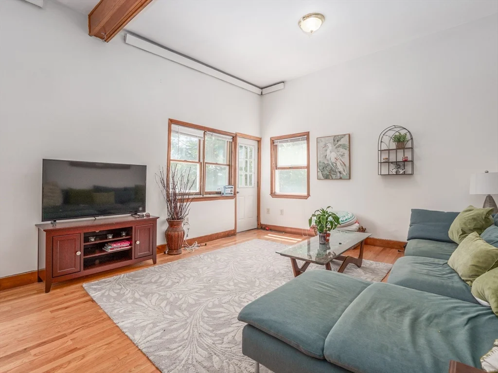 4 bed, 1 bath apartment for rent at 88 Auckland St Unit 3, Dorchester — photo 2 of 30