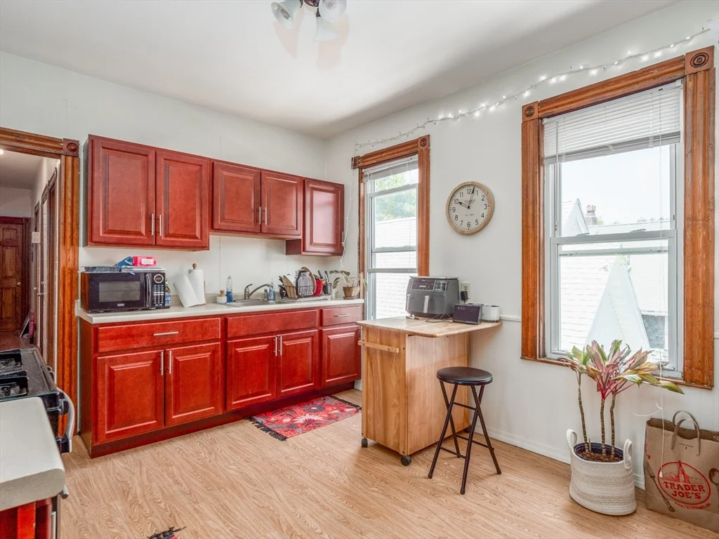 4 bed, 1 bath apartment for rent at 88 Auckland St Unit 3, Dorchester — photo 5 of 30