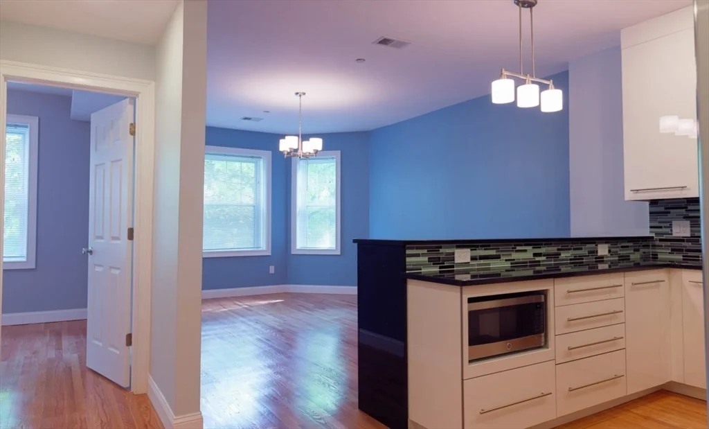 4 bed, 2 bath apartment for rent at 88 Browne St Unit 2, North Brookline — photo 4 of 14