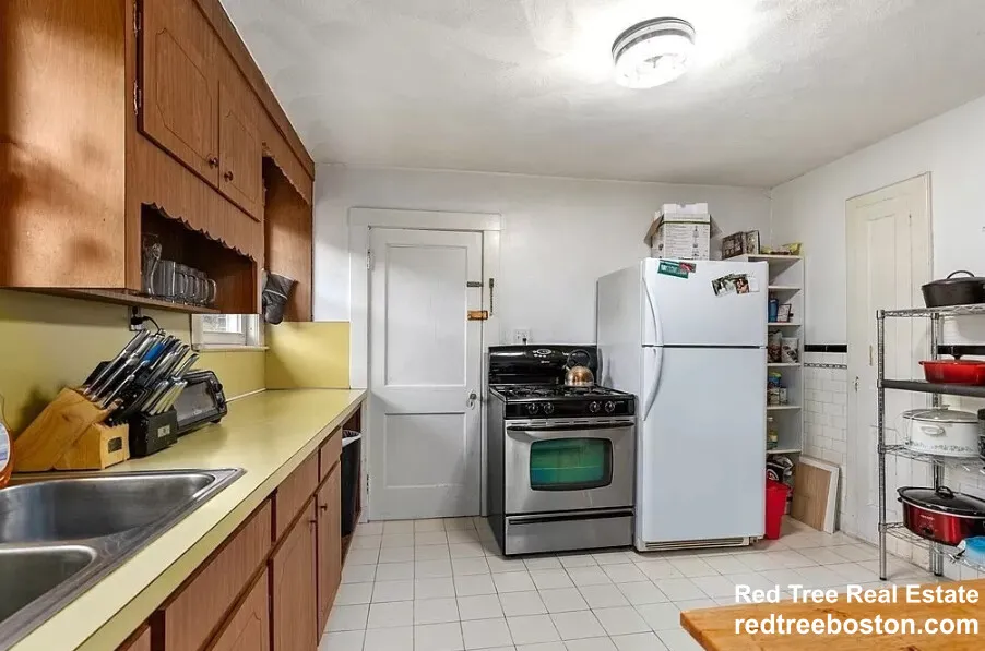 3.5 bed, 1 bath apartment for rent at 88 Colborne Rd Unit 2, Brighton — photo 4 of 14