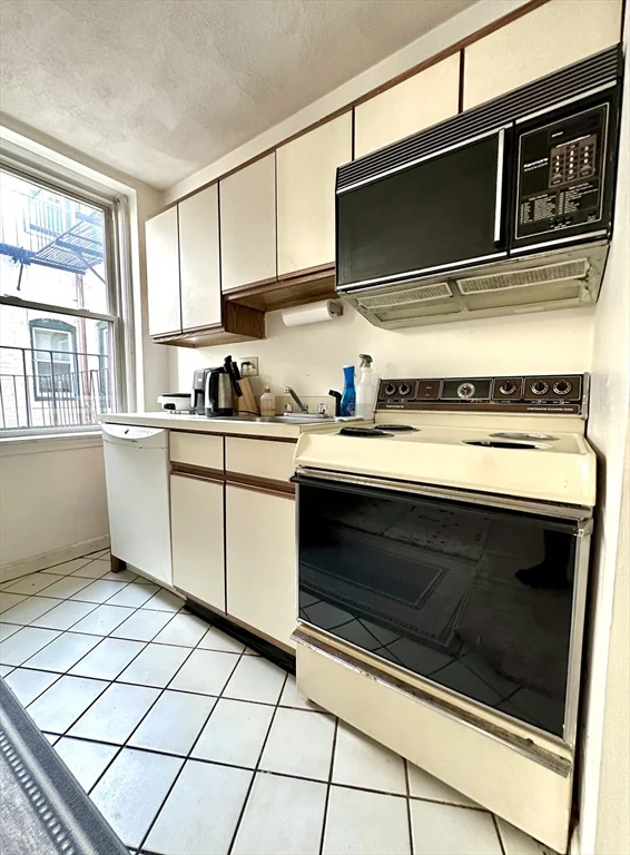 Studio bed, 1 bath apartment for rent at 88 Gordon Unit 305, Brighton — photo 3 of 5