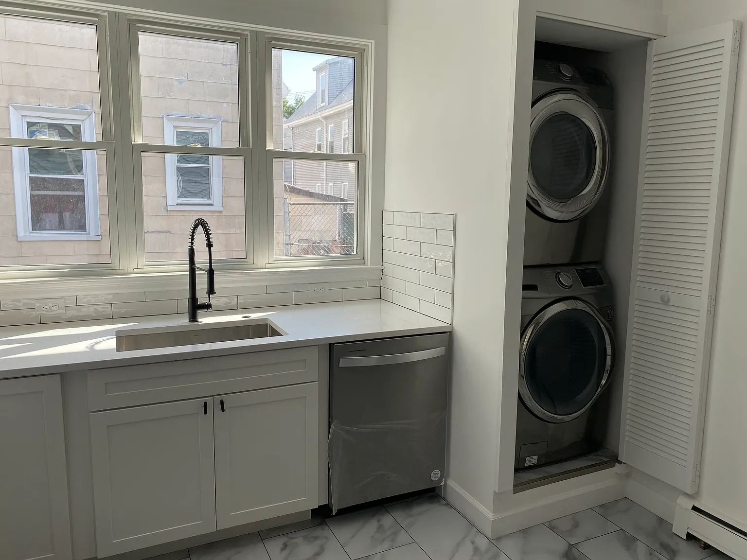 5 bed, 1 bath apartment for rent at 88 Irving St Unit 1, Everett — photo 5 of 6