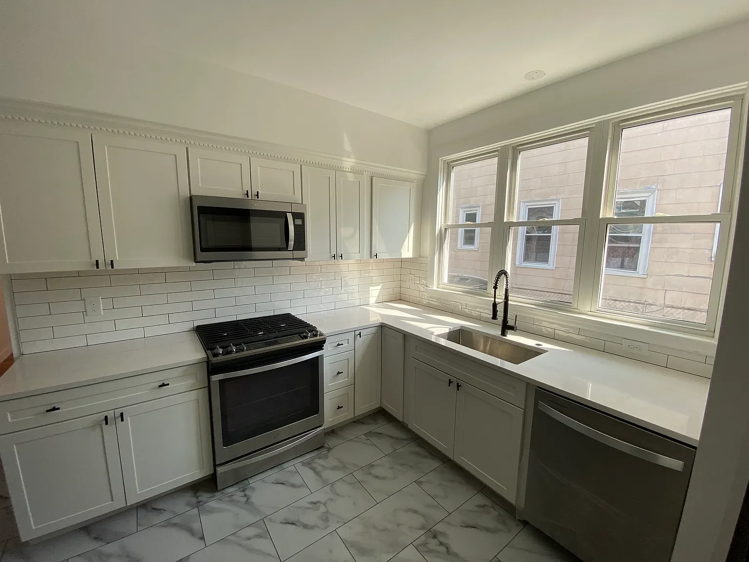 5 bed, 1 bath apartment for rent at 88 Irving St Unit 1, Everett — photo 4 of 6