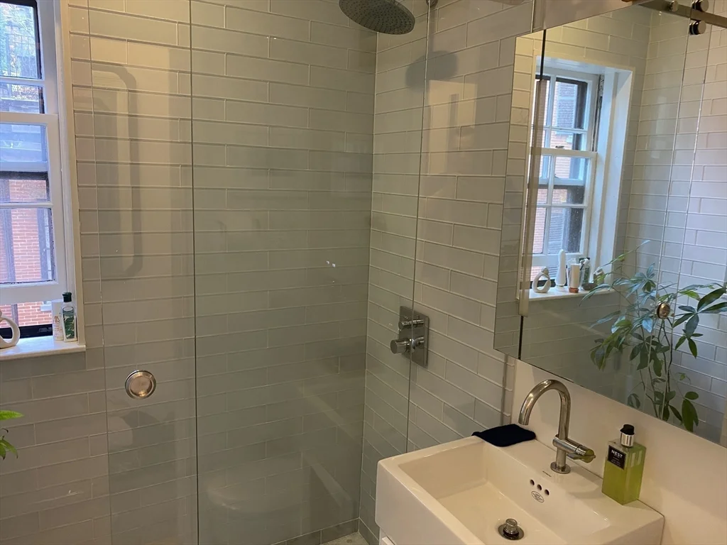 1 bed, 1 bath apartment for rent at 88 Mount Vernon Unit 32, Beacon Hill — photo 6 of 10