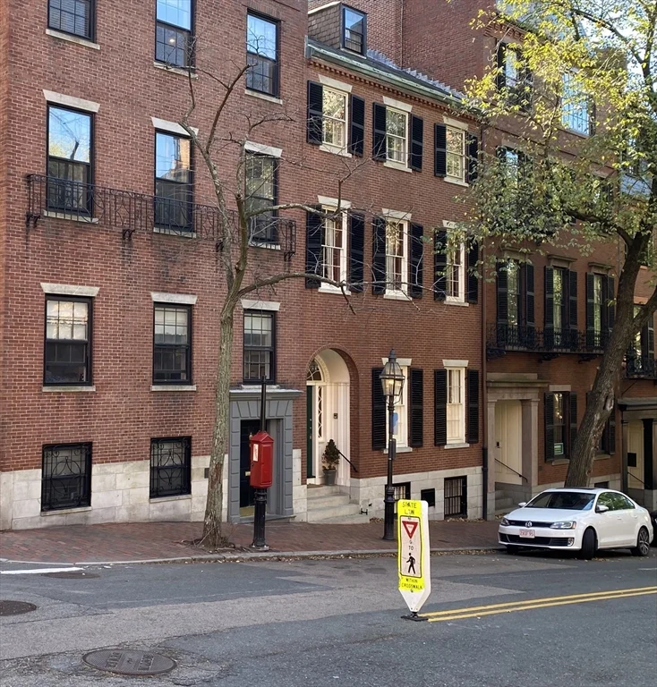 1 bed, 1 bath apartment for rent at 88 Mount Vernon Unit 32, Beacon Hill
