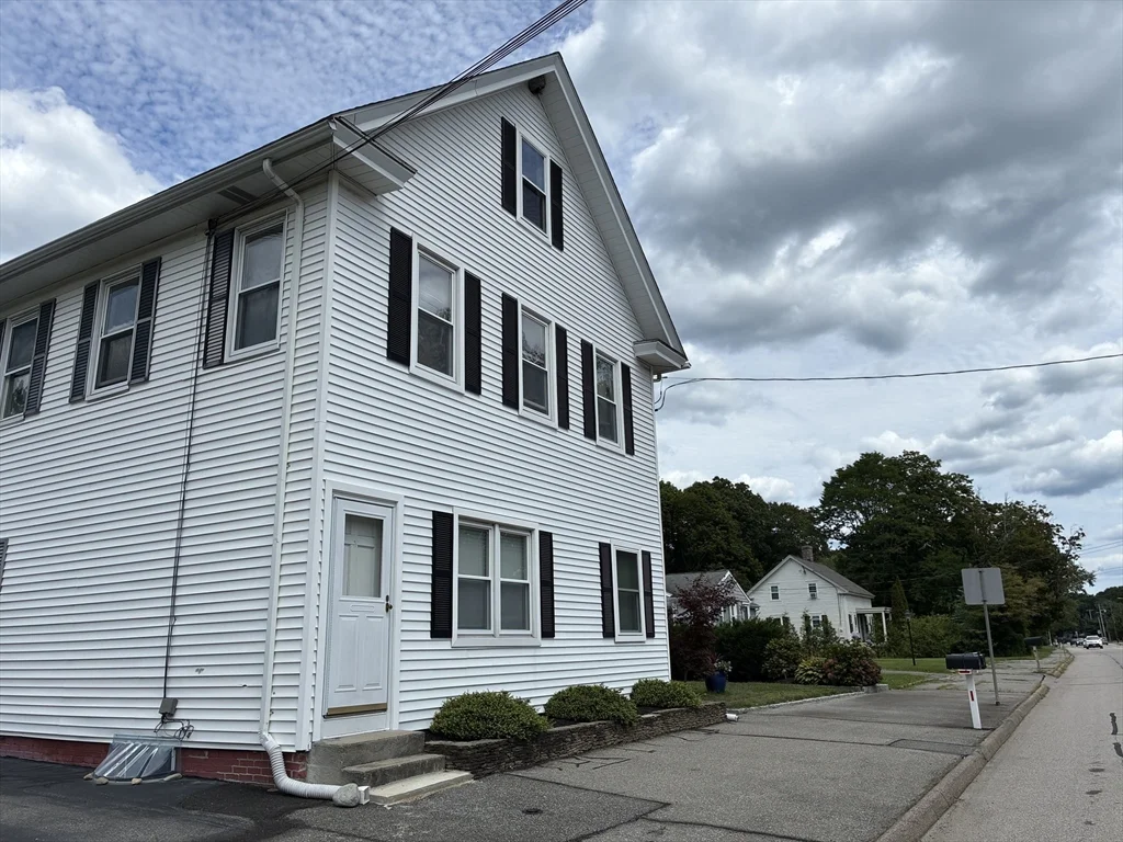 1 bed, 1 bath apartment for rent at 88 Newman Ave Unit a, Seekonk — photo 1 of 18