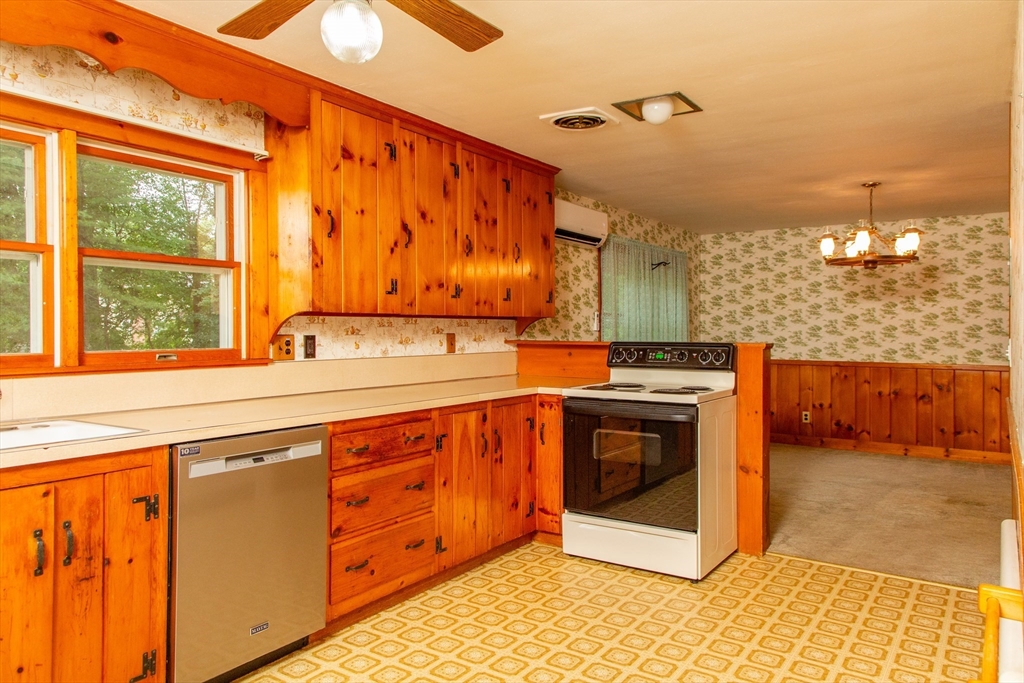 3 bed, 1 bath apartment for rent at 88 Sutherland Rd, North Attleboro — photo 3 of 24