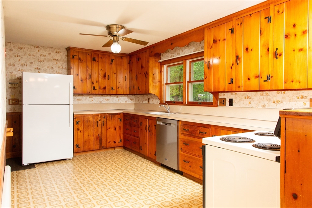 3 bed, 1 bath apartment for rent at 88 Sutherland Rd, North Attleboro — photo 4 of 24