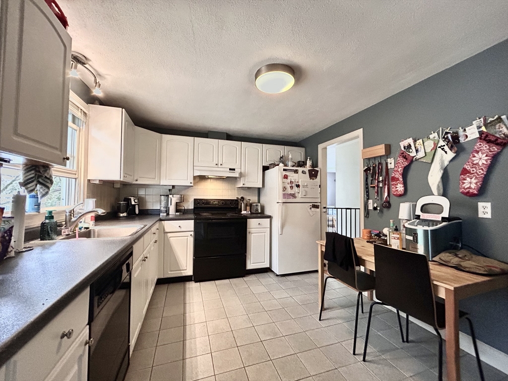 2 bed, 1 bath apartment for rent at 88 Sylvia St Unit -, Arlington — photo 2 of 17