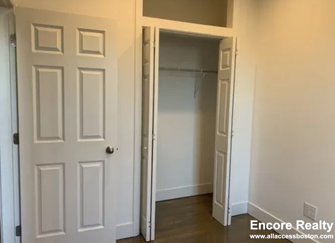 2 bed, 1 bath apartment for rent at 88 West Cedar St Unit 2D, Beacon Hill — photo 7 of 8