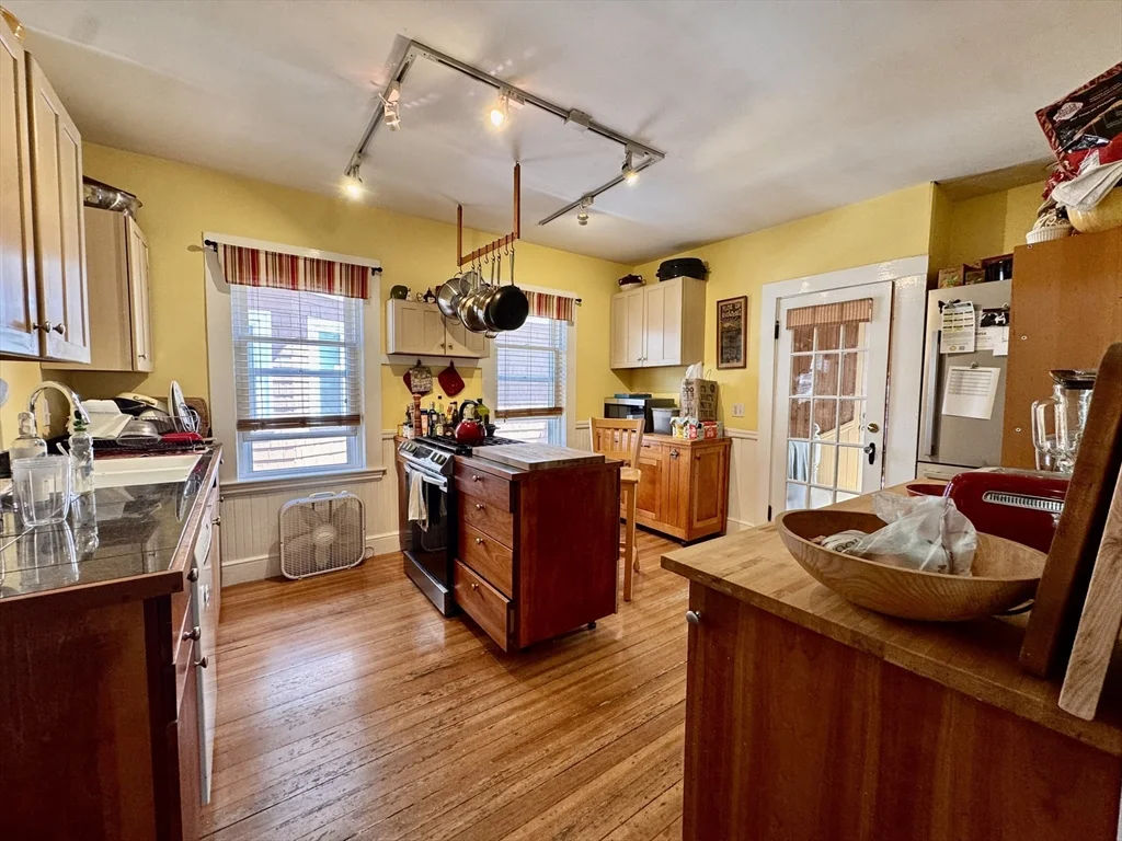 3 bed, 1 bath apartment for rent at 88 Yorktown St Unit 2, Teele Square — photo 4 of 17