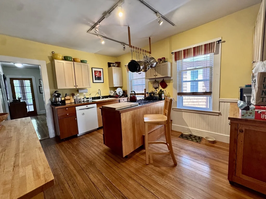 3 bed, 1 bath apartment for rent at 88 Yorktown St Unit 2, Teele Square — photo 5 of 17