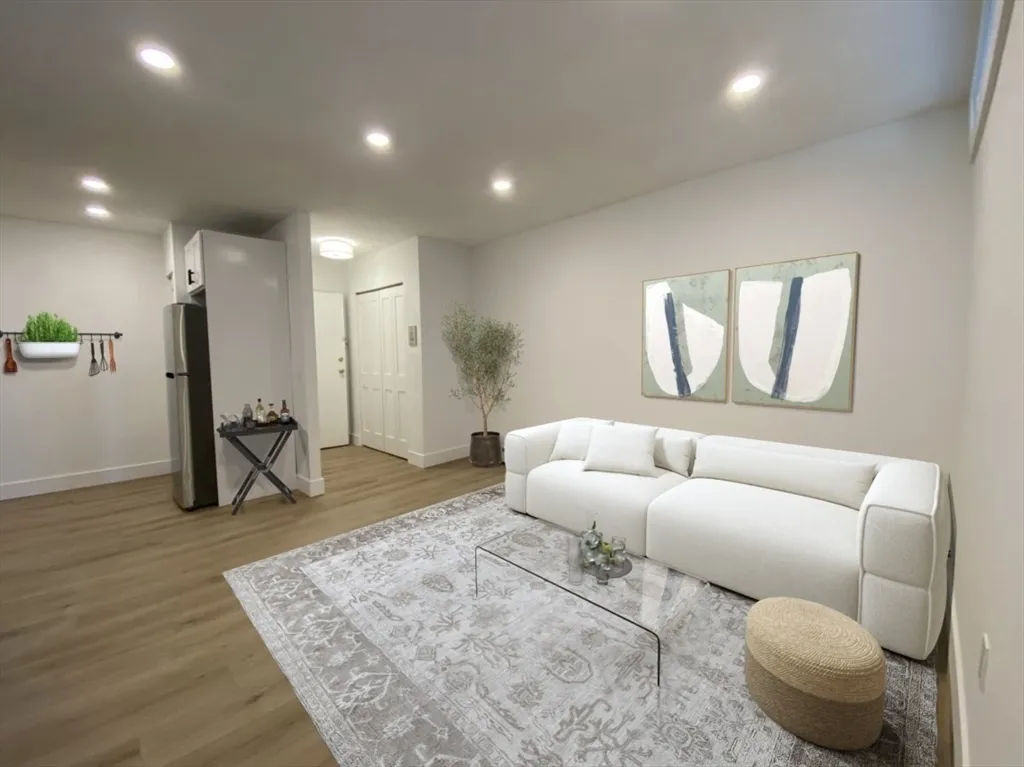 1 bed, 1 bath apartment for rent at 880 E 4th St Unit 18, South Boston — photo 2 of 4