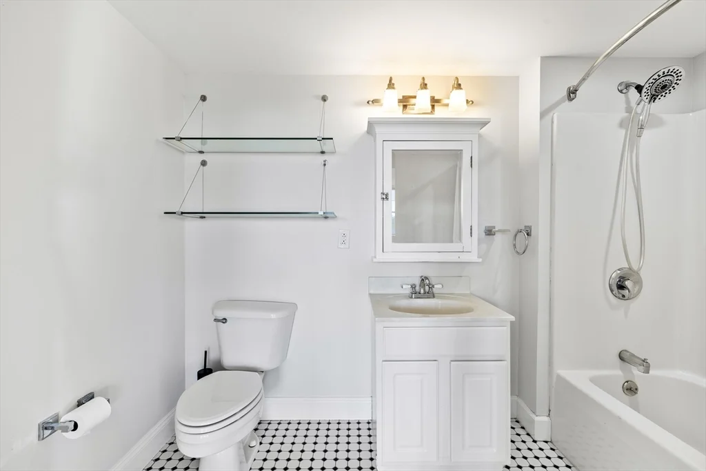 2 bed, 1 bath apartment for rent at 881 E 1st Unit 302, South Boston — photo 19 of 25