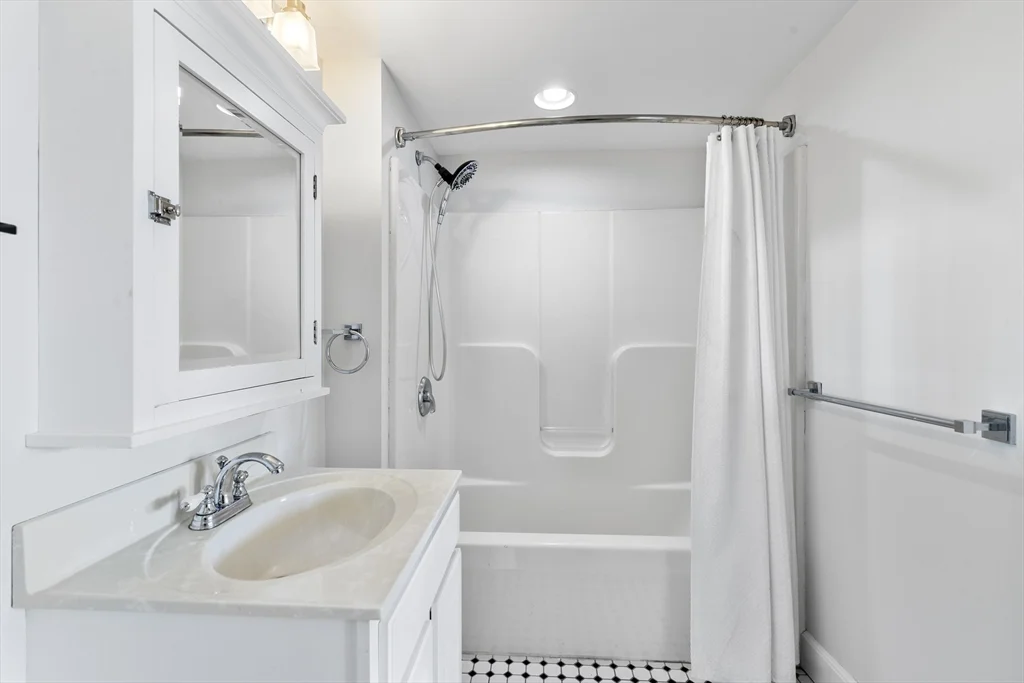 2 bed, 1 bath apartment for rent at 881 E 1st Unit 302, South Boston — photo 20 of 25