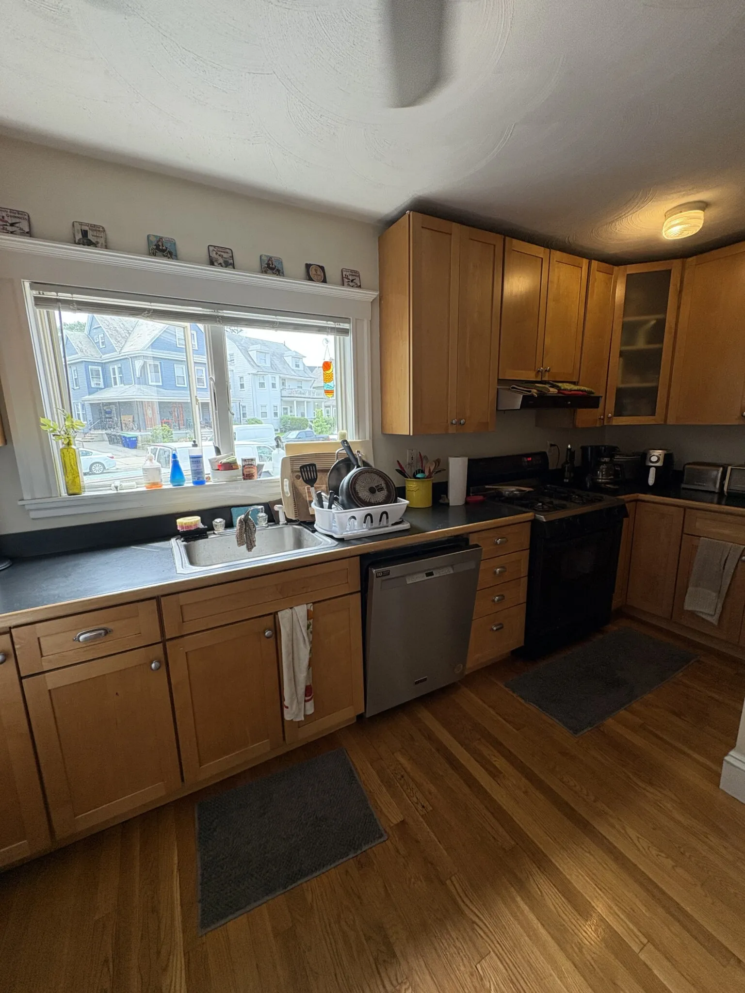 4 bed, 2 bath apartment for rent at 882 Broadway Unit 1, Tufts — photo 4 of 24