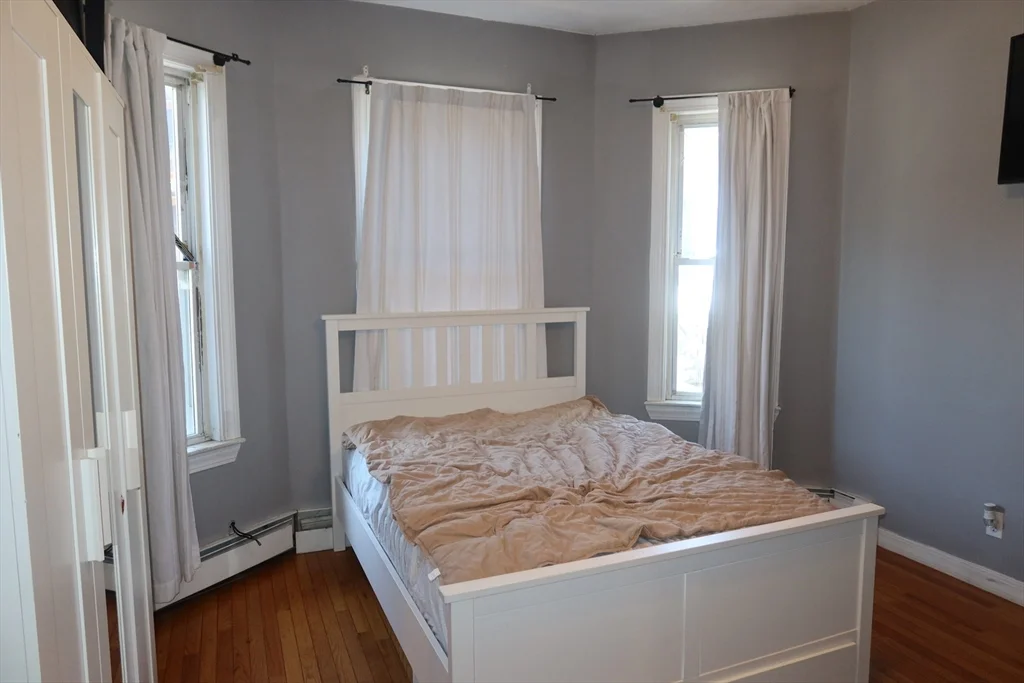3 bed, 2 bath apartment for rent at 887 E 4th Unit 1, South Boston — photo 5 of 20