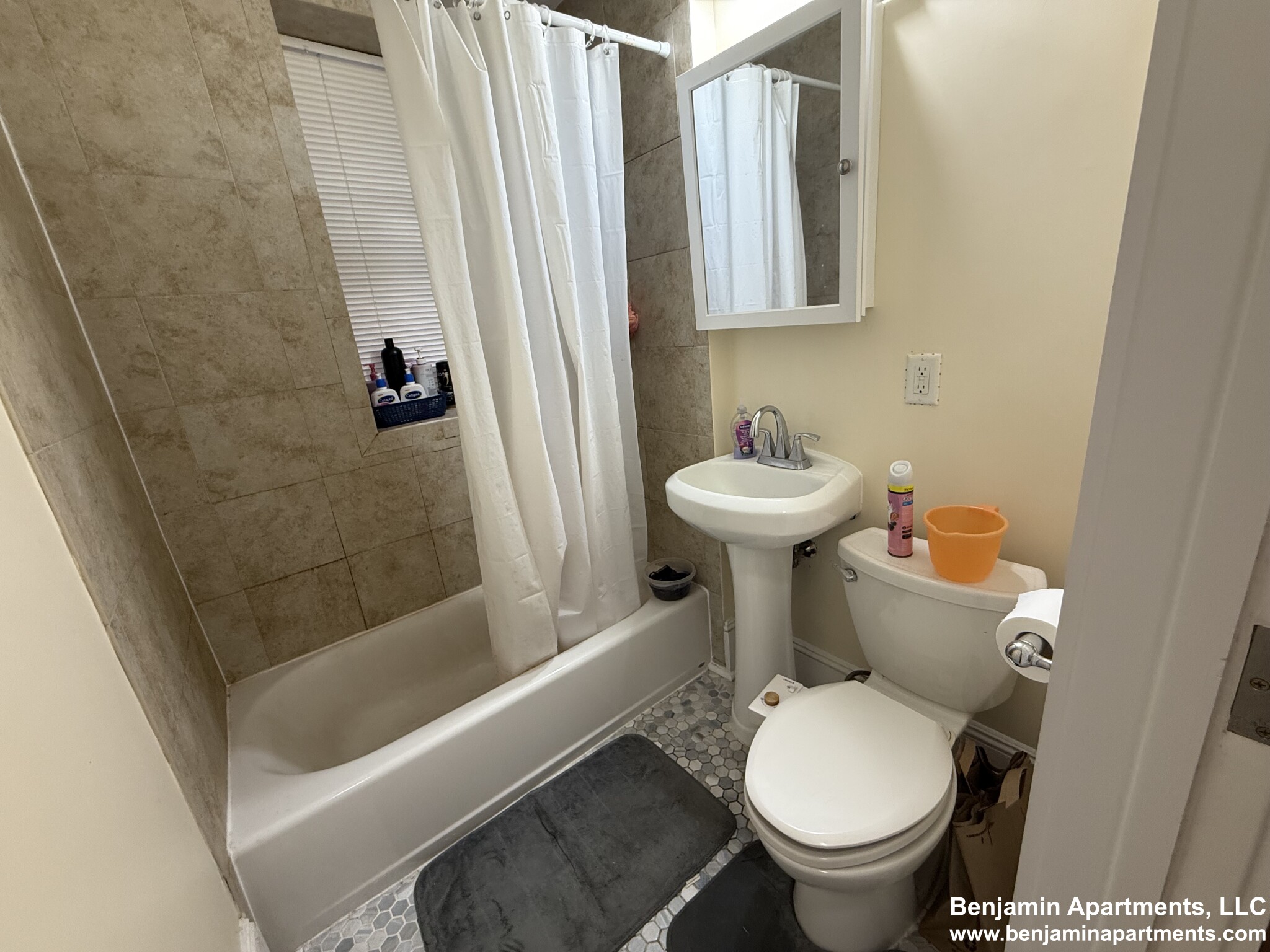 4 bed, 2 bath apartment for rent at 887 Huntington Ave Unit 1F, Mission Hill — photo 8 of 9